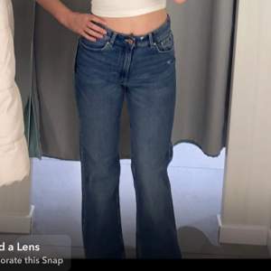 Blåa Boot cut jeans från hm, säljer pågrund av att dom inte kommer till användning längre❤️ storlek 36 och i bra skick