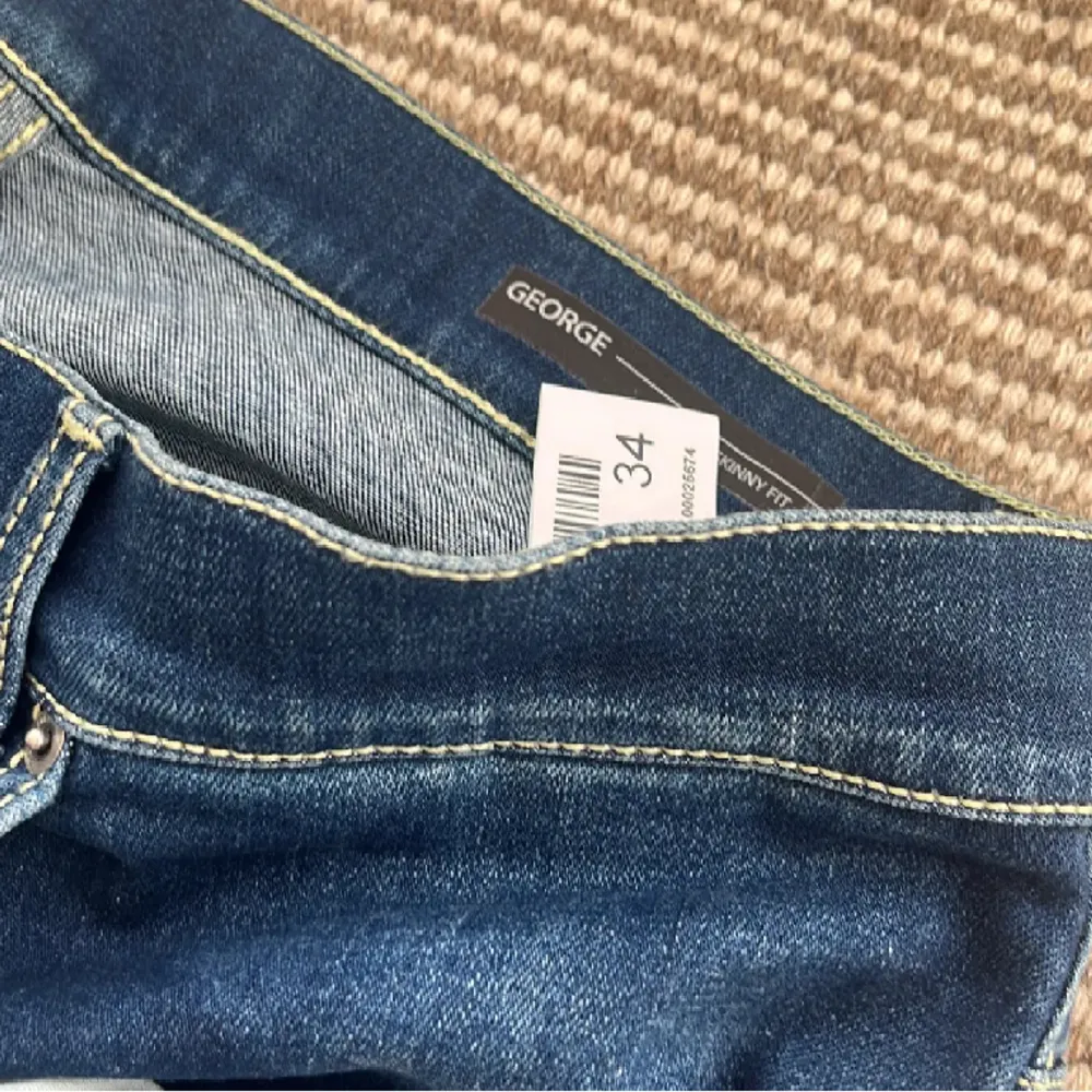 Tja ! Säljer nu dessa Dondup jeans!! Köpta för 3699kr men säljs endast för 799 Storlek 34  Skicket på dessa är 9/10  Vid fler frågor eller funderingar är det bara att skriva ✅. Jeans & Byxor.