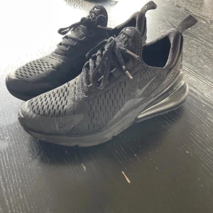 nike 270 - Hej, säljer ju mina nike 270 då jag inte använder dom, Jag köpte dom i dannmark för 1700kr och säljer dom nu för 400kr
