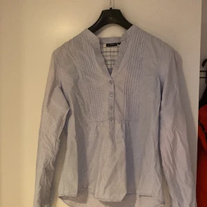 Skjorta  - En fin skjorta med V-ringning från Lindex. Det är storlek 42 men är mycket mindre i storleken, jag är en 36a och den passar 36 och 38 skulle jag säga. Lite blekta nyanser från tvätten men annars fin.