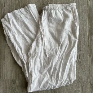 Linnebyxor - Vita linnebyxor från H&M! Använd fåtal gånger. Fraktavgift tillkommer 🌸