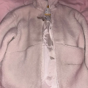 Teddyjacka - Säljer aldrig använd teddyjacka från NA-KD i storlek XL. Helt ny, prislapp och påse som den kom i finns kvar, pris på hemsida är 999kr. Den passar M-XL beroende hur stor man vill ha den! Köparen står för frakten och priset kan såklart diskuteras❤️
