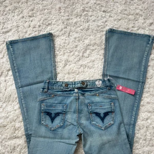 Lågmidjade Bootcut jeans  - Så snygga och helt nya lågmidjade Bootcut jeans från blink. Säljer då de är för långa för mig. Innerbenslängd:81 midjemått:34 (x2) vill du köpa trycker du på köp nu, jag postar inom 24h