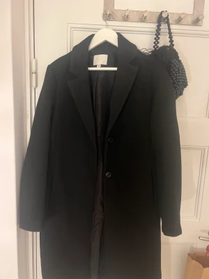 Super snygg svart kappa - En rak svart kappa super fin kvalitet som ny. Pris kan diskuteras. Skriv för fler bilder. ❤️