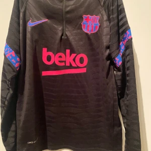 Barcelona träningstop - Barcelona träningstop i bra kvalite den är S men passar mera som M skriv för mer frågor priset kan diskuteras -obs såld 