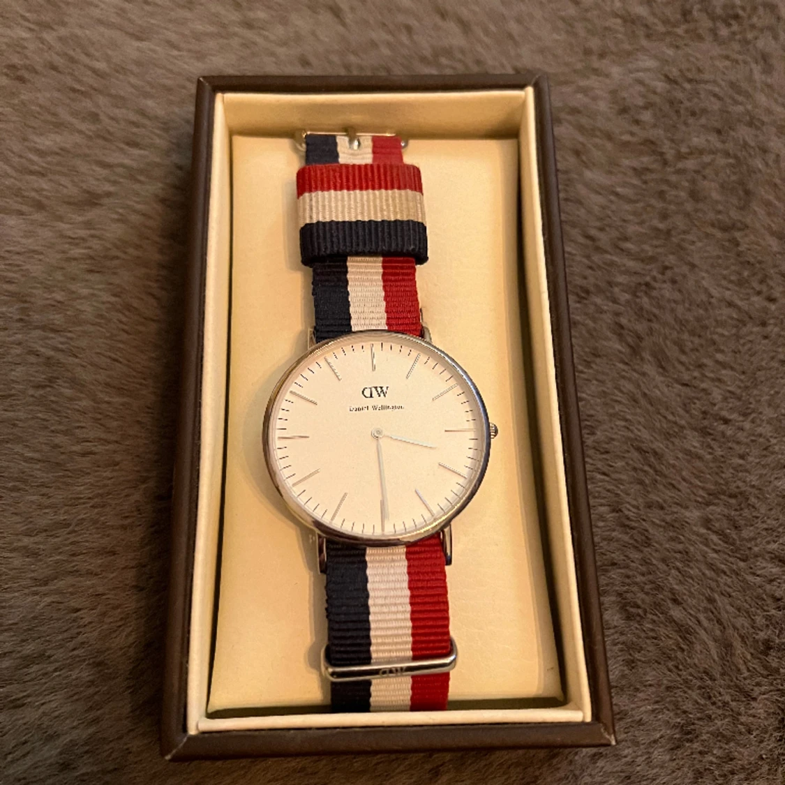 Daniel Wellington  - 90