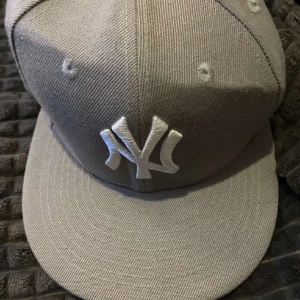 New era keps  - Säljer denna keps då den inte kommer till så mycket användning, den är i ett bra skick och sitter bra på. 