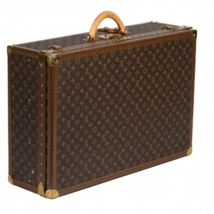 Vintage Louis Vuitton Resväska🤎 - Vintage Louis Vuitton Resväska 🧳🤎 Troligtvis från sent 80- eller tidigt 90 tal Med kodlås!  Serienummer finns!  Cond 8/10, 2 repor och 2 skruvar borta  Skriv för fler bilder! 