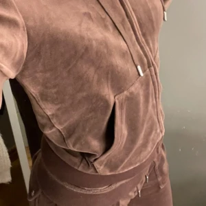 Juicy couture set - Jätte fint juicy couture set i färgen brun. Säljer vidare den pågrund av att den inte kommer till användning längre. Den är i perfekt skick och priset kan diskuteras privat💕