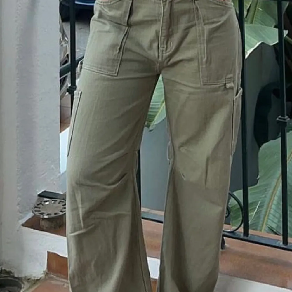 Snygga cargo pants från Lioness med färgen Light Khaki. Aldrig använda . Jeans & Byxor.