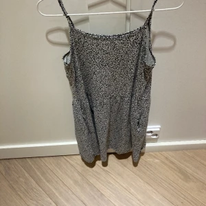 Blommig klänning👗💘 - Säljer denna mörkblåa blommiga klänningen. Den är använd 2-3 ggr och i bra skick. Kostade runt 15€ (150 kronor) från början och nu säljer jag den för 7€ (70 kronor). Kom privat för mera foton samt intresse🤍💕