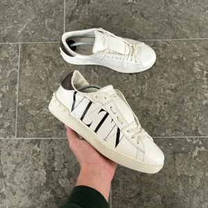 Valentino open sneaker - Säljer ett par schyssta valentino open sneakers | storlek 41, sitter som 42 | skick: 9/10, nyskick | OG: inget | pris: 2299kr | frågor? Tvek inte på att kontakta oss!
