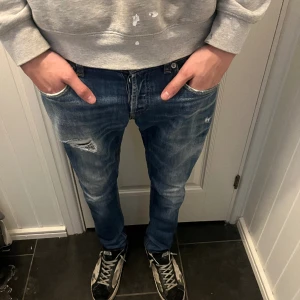 Dondup jeans  - Säljer mina dondup George jeans i storlek 31. Brallorna har ett hål vid fickan som kan synas på bild 1. Kom dm för frågor eller funderingar!