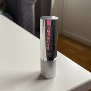 Buxom läppstift  - Helt nytt buxom läppstift och är oanvänd. Är i färgen ”dreamboat”. 
