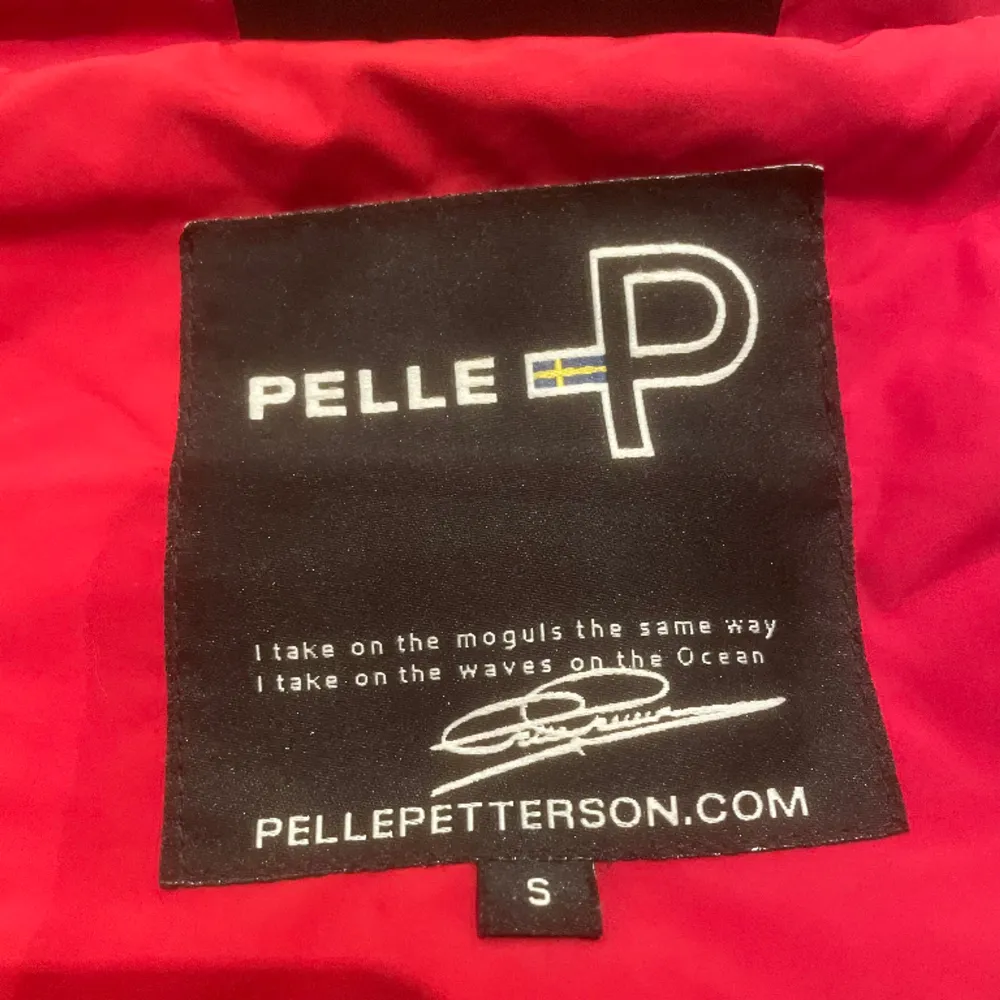Säljer denna röda Pelle P jackan som är i väldigt gott skick och sällan använd. Nypris: 3000kr Säljs för:  1000kr (pris går att diskutera) Hör av dig vid fler frågor!! Mvh. Jackor.