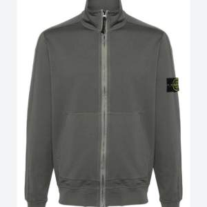 Tjena, säljer en välanvänd tröja från stone island i storlek S - skicket på tröjan är 7/10 - mitt pris 600kr - nypris - 2890kr.  Säljer tröjan pågrund av att den har blivit för liten för mig.