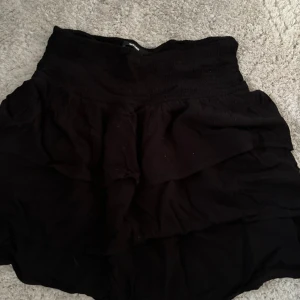 Kjol - Svart kjol från bikbok, aldrig använd stl M  100kr plus frakt 