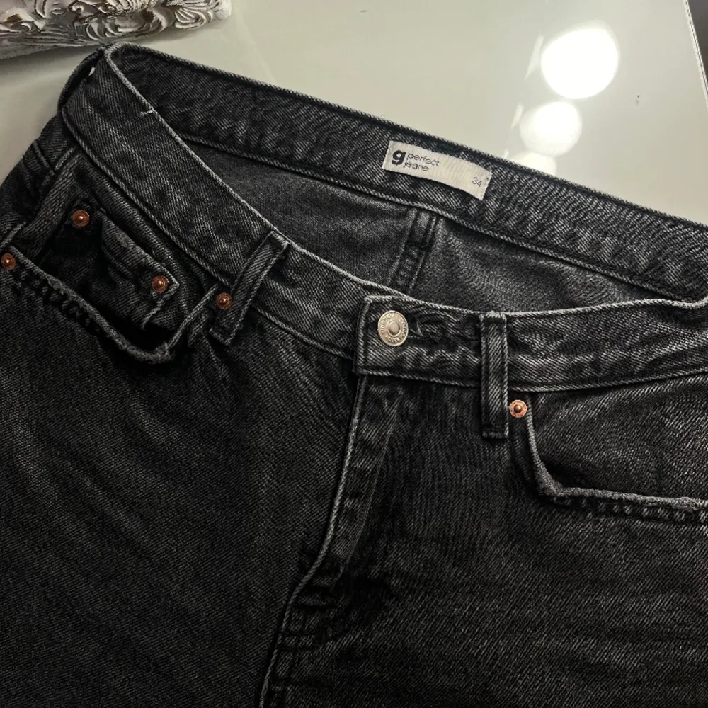 Straight low waist jeans från Gina i storlek 34 säljer för de tyvärr har blivit för små för mig💗. Jeans & Byxor.