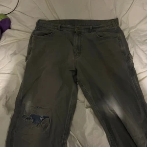 Vintage Carhartt år 2000 - Hej säljer dessa extremt snygga carhartt byxor eftersom det är ett litet håll på backsidan. Även om det har detta håll så är det ändå väll fungerande och snygga. Plus det är en enkel fix. Skriv om ni har några funderingar. Priset kan diskuteras.