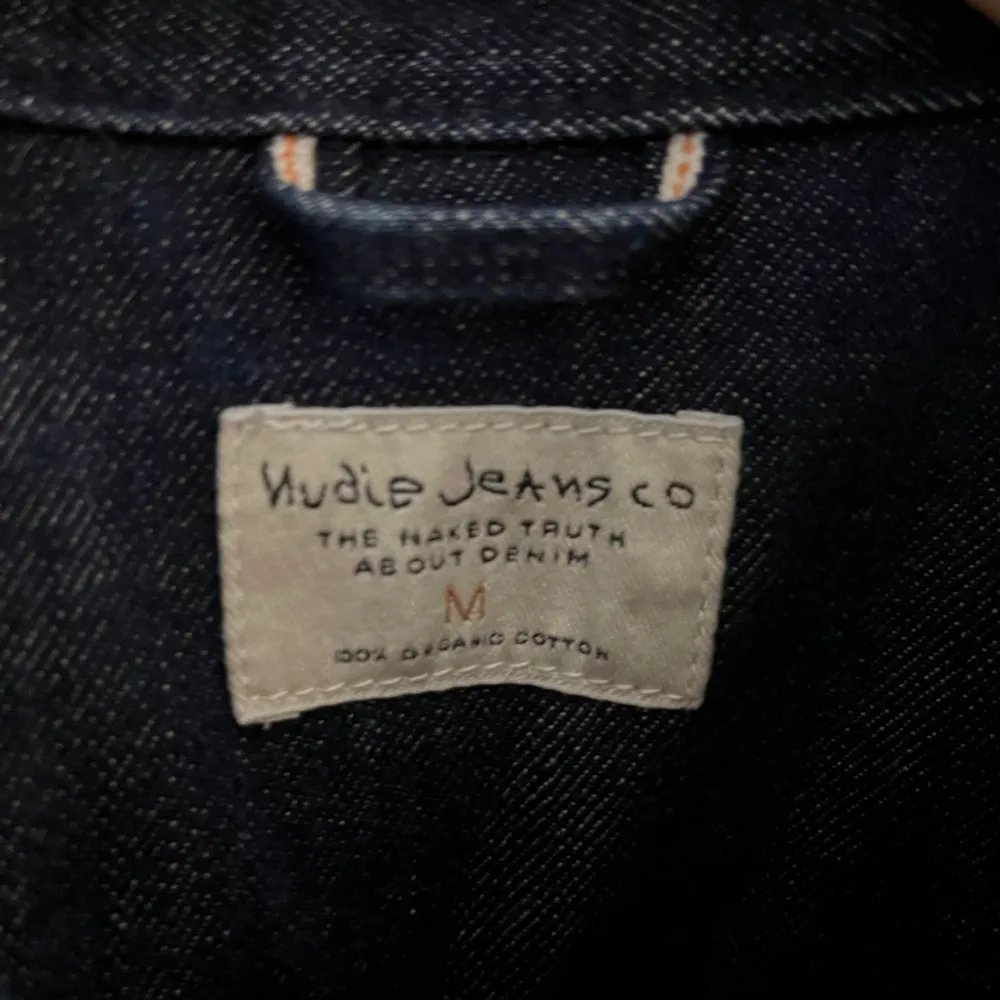 Jätte fin jeans skjorta utan några defekter från nuide jeans.co. känns och ser ut som helt ny och inte använt mycket, kan förhandla med priset . Skjortor.