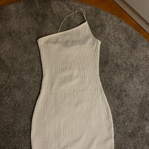 Klänning - Väldigt fin tajt oneshoulder klänning från hm. Köpte för två år sen men använd endast en gång. Väldigt bra skick! Säljer då den är för liten för mig💜