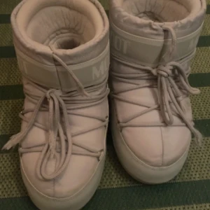 Ljusgråa moonboots! - Snygga, säljer för att de inte kommer till användning. Kan gå ner i pris vid snabbt köp!🥰