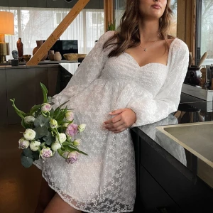 Klänning  - Säljer denna slutsålda klänningen. Endast använd 1 gång, helt fläckfri och som ny.  Köparen står för frakten 