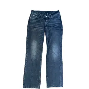 Weekday arrow jeans Midjemått tvärs över: 37cm Total längd: 98cm