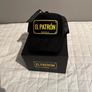 El patron John hater keps - Den här är också helt ny och i Manchester Och nypris är 1,2 k  Även box tillkommer