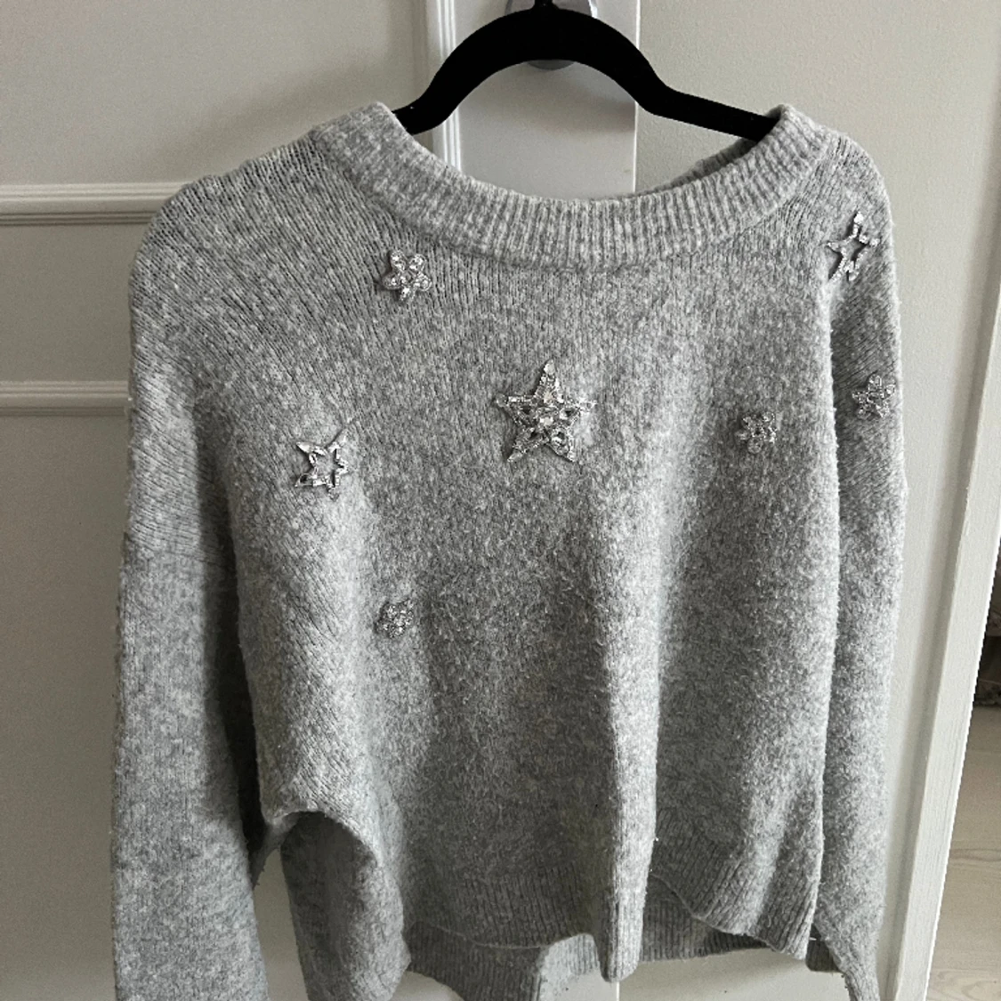 Stickad tröja med pärlbroderi  - 90