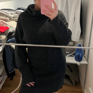 Stickad kläning  - Stickad klänning från amisu, passar till alla tillfällen och går att styla snyggt. Färgen grå och storleken 38! Säljer för 150kr