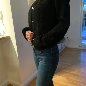 Super snygg kofta - Super snygg kofta från Gina tricot! Svart kofta här ifrån plick men den passade tyvärr inte och det är därför jag säljer den. Skicket är super fint! Kontakta gärna vid frågor eller intresse😊