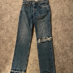 lågmidjade jeans - Säljer mina lågmidjade zara jeans då de tyvärr ej passar längre, matchar till typ allt!😊