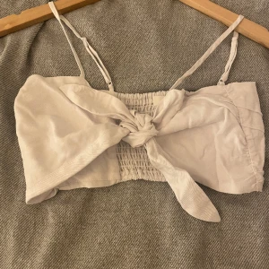 Topp med detalj - Jättesöt topp med rosett! 🎀 köpt förra året, men har inte kommit till användning. Helt ny🤗 hör av dig vid intresse!❤️‍🔥☺️