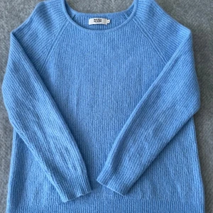 Ljusblå stickad tröja  - Ljusblå stickad tröja 