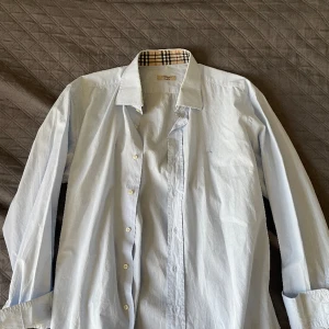 Burberry Skjorta - nyskick - Säljer denna feta grisch burberry skjortan. Asfet färg, asfet passform o skick!  Självklart äkta! Storlek 44 - passar M och L