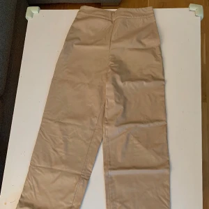 PU läderbyxor - PU-läder i beige med skönt innertyg. 