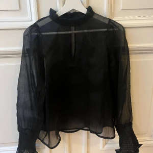Mesh topp - Mycket snygg Mesh topp, däremot finns det tre små små hål på baksidan av tröjan, som verkligen knappt syns. Supersnygga att styla med ex en kjol😁