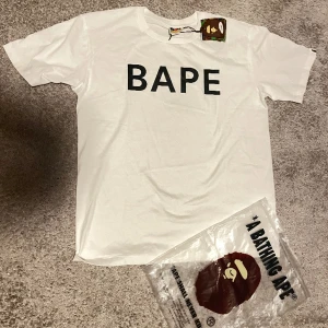 Fetaste Bape T-Shirt (NY) - Säljer fetaste Bape tröjan, tyvärr passar den för stort för min smak så måste sälja. Kvaliteten är sjuk och skön och bra kvalite på trycket! Passar som L. Endast provad på