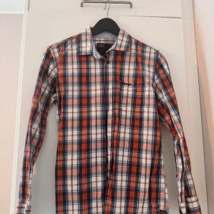 Herr skjorta : 3st. - Herr skjorta Säljer dessa herr skjortor för 50:- styck. Alla tre för 150:-kr storlek S endast använd ett fätal ganger. Finns I Jakobsberg stockholm