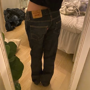mörkblåa levi’s jeans - säljer mina mörkblåa levi’s jeans i modellen 511 slim då de tyvärr inte kommer till användning. de är lite större storlek så de sitter ”baggy” på mig även fast de är en tajt modell. är 171 för referens! 💘💘
