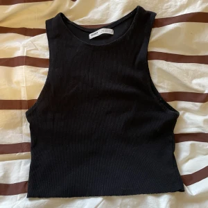 Crop tank top  - Svart crop tank top från Pull & Bear🥰Strl S. Köparen står för frakten💌