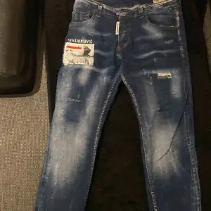 Säljer mina jeans  Stolek s/m Finns QR kod  