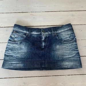 Jeanskjol - Lågmidjad jeanskjol i en sliten blå färg. Köpt second hand och i fint skick.  Budgivning om flera är intresserade annars först till kvarn. Frakt tillkommer!💙
