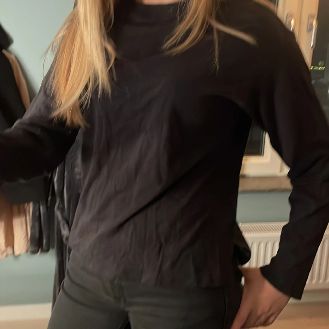 Tunn långärmad svart tröja  - 91