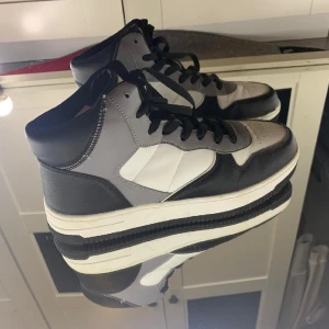Sneakers ”archie mid” - En gånga använda, men ser ut som helt nya. Säljer för att det var fel passform för mig❤️ (ny pris 400)