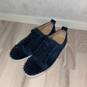christian louboutin skor  - Hallå folket, säljer nu dessa väldigt fräscha christian louboutin skor, skicket är 9/10 precis som nya, det är en special design från louboutin så de är rätt så sällsynta, allt medföljer, dustbag, nitar, kvitto, box, hör gärna av er vid fler frågor.