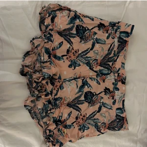 Shorts - Super fina shorts, det är barnstrolek men de passar mig som brukar ha S, de säljs då dom inte används längre.