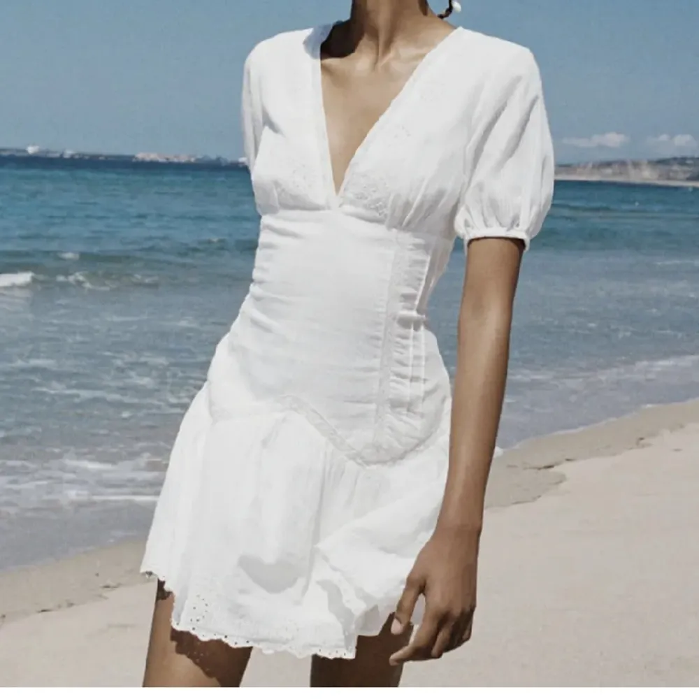 Jättesöt vit Zara klänning med spets och puffärmar😍 Köptes på Plick men den var inte den storleken säljaren sa att det va tyvärr så den va för liten för mig så måste sälja vidare🙌 Bytes gärna mot en storlek S/M. Klänningar.