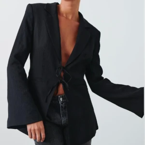 Shaped blazer  - Populär blazer i nyskick från Gina Tricot. Storlek S. Slutsåld på hemsidan